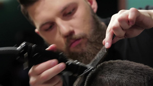 在理发店进行男士发型设计10秒视频
