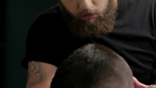 在理发店或理发厅做理发和理发的男子视频