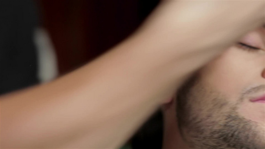 男人理发师在男发廊做理发的长胡子大男子视频