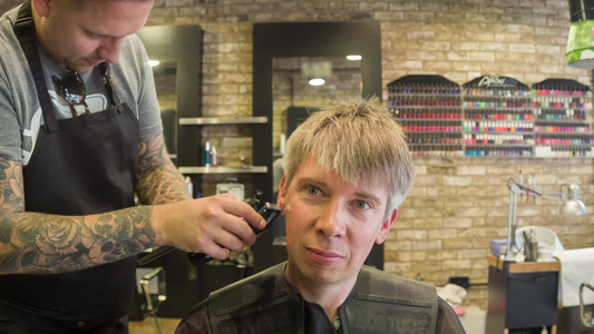 男人的头发在时髦理发店里视频