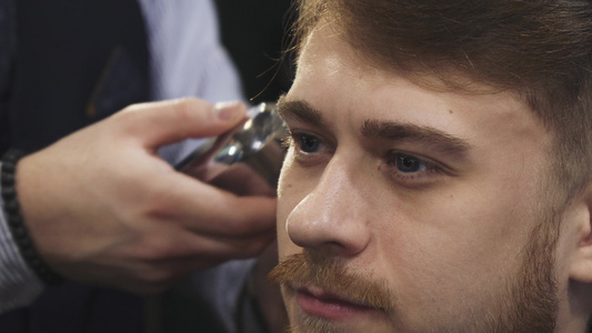 一个年轻男人在理发店得到一个修道院视频