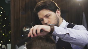 专业理发师喷洒其客户的头发13秒视频