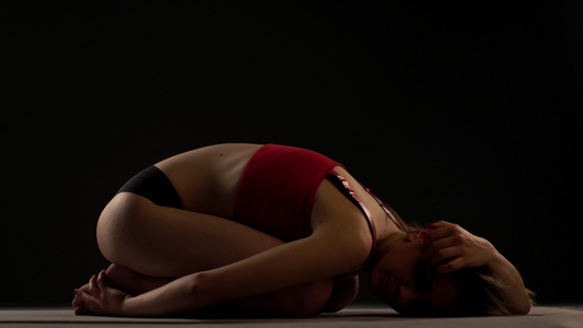 女孩在练瑜伽后躺在地上休息视频