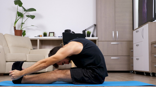 男人伸展和做不同的瑜伽姿势视频