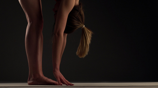 女孩练习瑜伽伸展手臂和腿手抚摸脚和跑步视频
