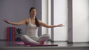 妇女从事瑜伽做祈祷姿势21秒视频