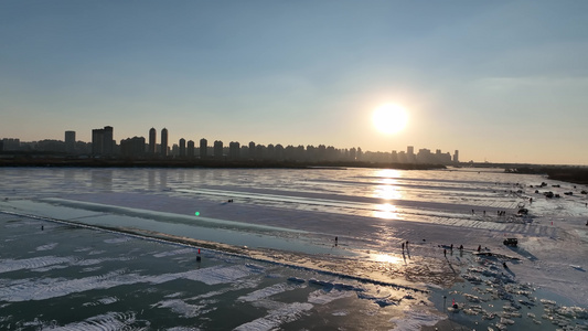 4K哈尔滨冬季松花江采冰冰雪大世界建设航拍视频
