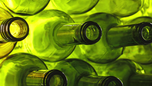 空绿色玻璃葡萄酒瓶视频