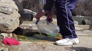 利用塑料水瓶收集天然泉水12秒视频