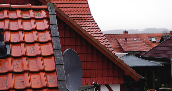 时空间陶瓷屋顶上的雨水视频