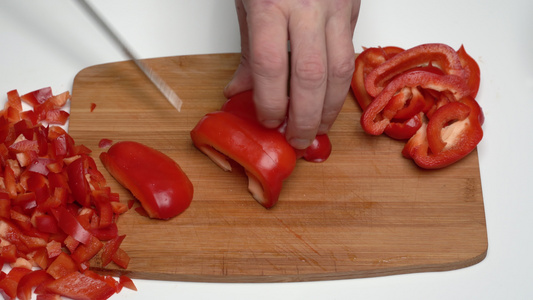 切红铃辣椒用尖利刀切入木制厨房剪板上的小片片子的黑白视频