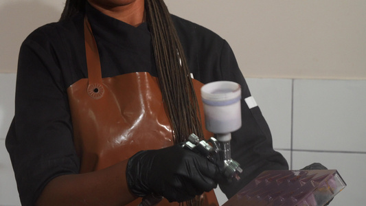 使用装饰巧克力模子的气刷女厨师视频