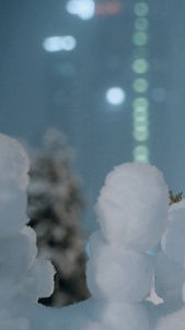 夜晚飘落着雪花落在雪人上圣诞节视频