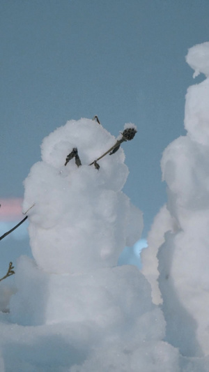 夜晚飘落着雪花落在雪人上空镜头14秒视频