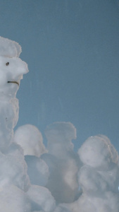 夜晚飘落着雪花落在雪人上圣诞节视频