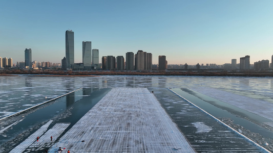 4K哈尔滨冬季松花江采冰冰雪大世界建设航拍视频