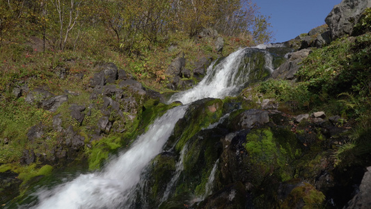 秋天环境景观高山瀑布瀑布连串从山区冰川流出水晶清干净视频