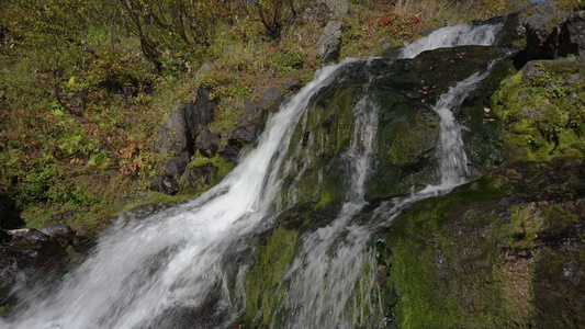 高山上瀑布有清澈而清洁的水从山中流出视频