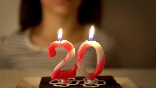 女孩在蛋糕上吹出20岁生日蜡烛视频