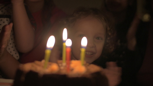 儿童在生日蛋糕上吹蜡烛视频