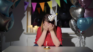 独自在生日派对上哭泣的年轻女孩11秒视频