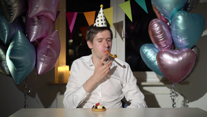 快乐的男青年独自庆祝生日9秒视频
