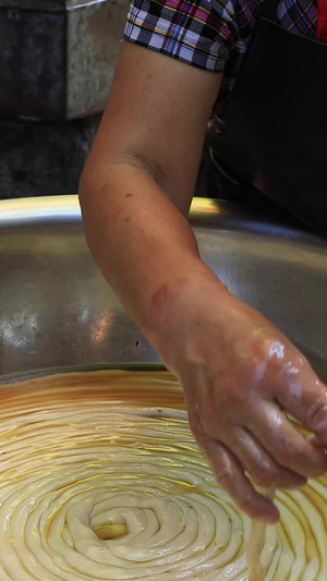 拍摄民间美食馓子的制作过程合集传统手艺149秒视频