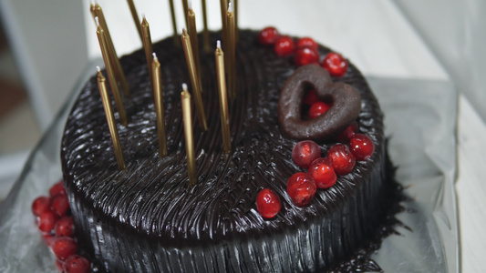 巧克力蛋糕装饰黑莓和花果及蜡烛视频