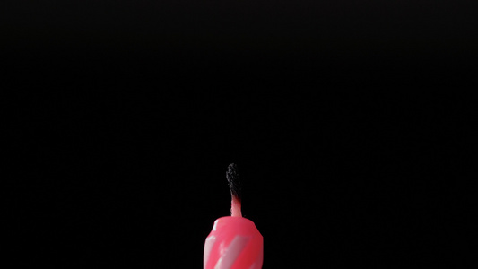 在庆祝生日蛋糕时点燃蜡烛用黑色背景吹散的视频