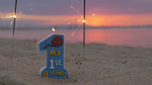 一岁小孩生日蜡烛在海滩上21秒视频