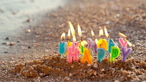 在海滨点燃的生日蜡烛6秒视频