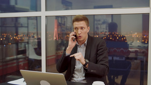 愤怒的商人在办公室里通过电话交谈愤怒的人在手机上说话20秒视频