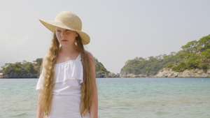 戴着帽子在海边的少女13秒视频