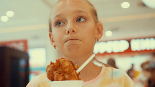 愤怒的小女孩冰淇淋谈咖啡馆特快肖像视频