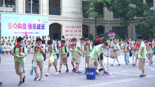 小学生放学离校视频