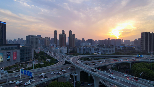 航拍风光城市夕阳晚霞天空立体高架交通道路堵车的车流素材视频