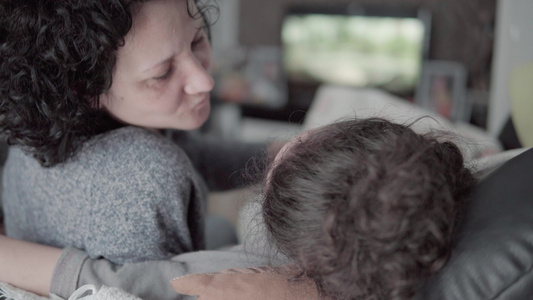年轻母亲和生病的女儿在床上交换情感亲吻拥抱视频