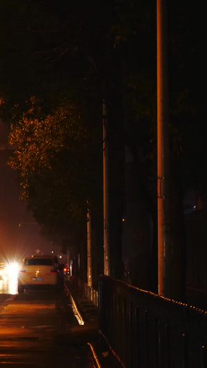 深夜车流雨中行车雨夜车流城市夜晚行车16秒视频