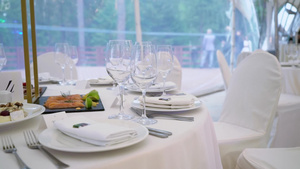 杯子盘子餐具和餐巾纸为派对装饰了花桌婚礼招待会生日7秒视频
