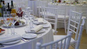 杯子盘子餐具和餐巾纸为派对装饰了花桌婚礼招待会生日10秒视频