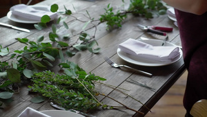 杯子盘子餐具和餐巾纸为派对装饰了花桌婚礼招待会生日6秒视频