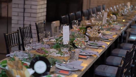 杯子盘子餐具和餐巾纸为派对装饰了花桌婚礼招待会生日视频