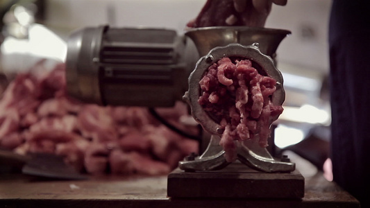 猪肉香肠和生肉的制成视频