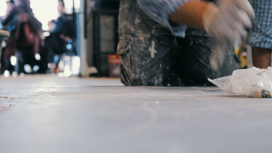 工人们在地板上放铁铁铁石的瓷砖视频