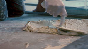 把水泥口香糖和瓷砖粘粘在地板上然后再铺瓷砖26秒视频