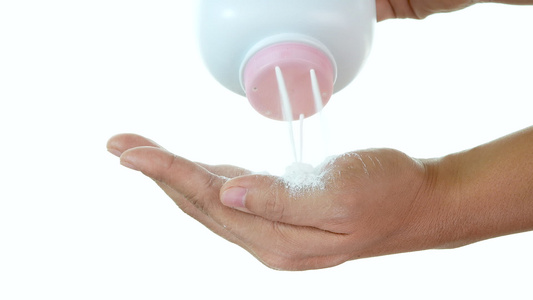 在白色背景中隔绝的手握着白色奶粉紧紧贴着女人倒在白视频