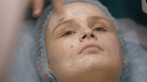 妇女被安排在一家皮肤护理诊所18秒视频