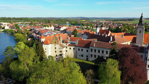捷克小镇的空中景观与著名的广场33秒视频