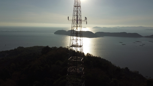 空中升空太阳光影电讯塔视频