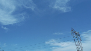 蓝色天空高压输电线塔台30秒视频